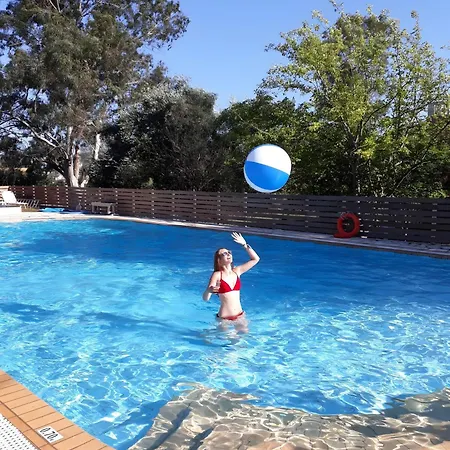 Kitchenette Pool 8